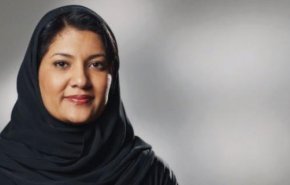 بالصور... أول سفيرة سعودية تؤدي اليمين أمام الملك سلمان