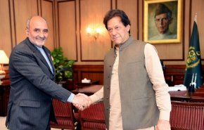 عمران خان: نولي اهمية كبيرة للعلاقات مع ايران