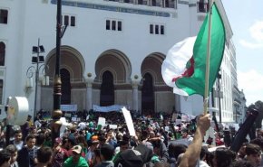 الجزائريون يواصلون تظاهراتهم للجمعة الـ9 رفضا لرموز نظام بوتفليقة