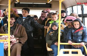 شاهد بالفيديو عودة مهجرين احتجزوا لسنوات بمخيم الركبان