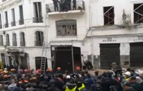 إنهيار مبنى في الجزائر وانتشال جثث من تحت الأنقاض 
