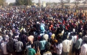 شاهد.. السودانيون يطالبون بتسليم السلطة للمدنيين والمعارضة تحذر