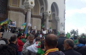 المتظاهرون في الجزائر يطالبون المؤسسة العسكرية بمطلب جديد.. ما هو؟