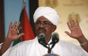 المجلس العسكري يخفي مكان احتجاز البشير والمحتجون يشككون في سجنه