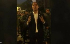 بالفيديو.. غوايدو يعلن الانقلاب على مادورو بالقرب من قاعدة جوية
