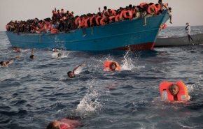 خفر السواحل الليبية يحتجز مهاجرين في المتوسط

