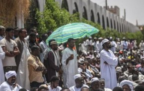 آلاف السودانيين يؤدون 