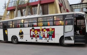 شاهد.. زوجان يحولان حافلة الى محل لبيع الملابس في السليمانية