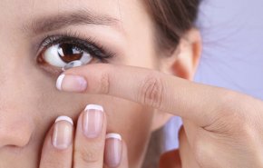 صور 'مروعة' لامرأة نامت بعدساتها اللاصقة!