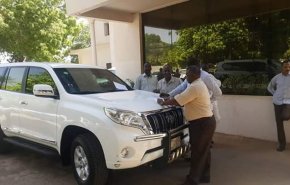 السودان يسحب السيارات الرئاسية والدستورية من مسؤولي النظام السابق 
