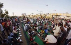 شاهد..صور عن إفطار جماعي بساحة الاعتصام بالخرطوم
