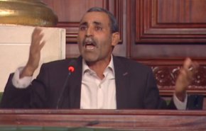 نائب تونسي يهدد رئيس حكومة بلاده بالرمي بالرصاص