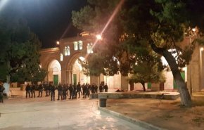 شاهد.. الإحتلال يخلي المسجد الأقصى من المعتكفين

