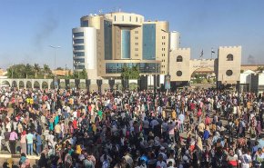 اصابة معتصمين امام مقر قيادة الجيش في الخرطوم
