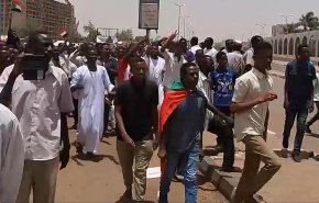 مقتل 6 اشخاص بينهم ضابط واصابة نحو 70 محتجا بالخرطوم