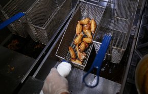 مطعم في السعودية يخلط وجبات افطار الصائم بالزجاج