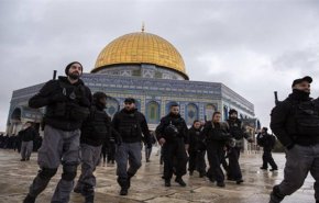 بالصور..الفلسطينيون يتوافدون للأقصى لأداء 