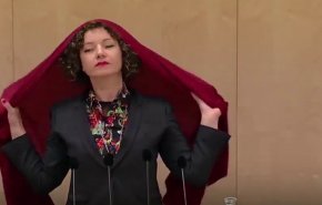 في دولة تتشدق بالحرية..نائبة تتحدي قانون حظر الحجاب بطريقتها الخاصة (شاهد)