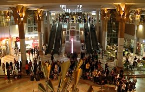 كاميرا العالم في سوق خيري بطهران يعود ريعه للأيتام والأسر المحتاجة