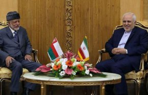 وزير الخارجية العماني يلتقي ظريف فور وصوله الى ايران 