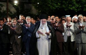 قائد الثورة: تقدم تیار شعر الثورة یبعث على الامل