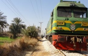 بالفيديو.. قطار يخترق سوقا شعبيا في بغداد والبائعون يفرون!
