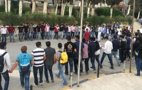 الأردن.. حملة الدكتوراة يعتصمون امام الرئاسة