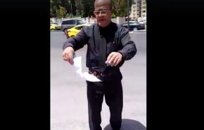 بالفيديو.. أردني يحرق شهادة الدكتوراه بسبب البطالة