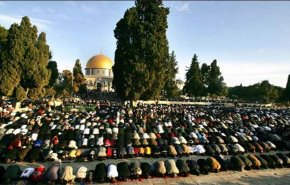 أكثر من 100 ألف يؤدون جمعة رمضان الثالثة في الأقصى


