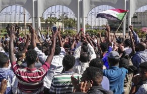 قتيل متأثرا بجراحه.. وتواصل الاعتصام أمام مقر الجيش بالخرطوم