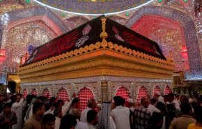 بالفيديو... مرقد أمير المؤمنين (ع) يتشح بالسواد في ليلة القدر الأولى
