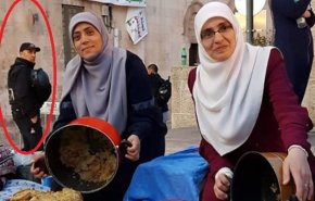 شاهد.. مرابطات الاقصى يحضرن طعام الافطار للصائمين
