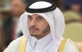  أين وقف رئيس وزراء قطر في صورة تذكارية لقمة مكة؟ 
