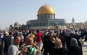 الآلاف يتوافدون للاقصى في الجمعة الاخيرة لشهر رمضان
