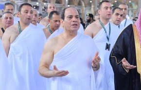 صورة للسيسي أمام الكعبة تثير جدلا.. لماذا؟ 

