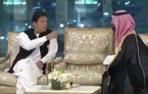 شاهد بالفيديو: عمران خان يرفع سبابته بوجه بن سلمان..ومواقع التواصل تنفجر