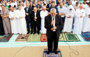 هنية يؤدي صلاة العيد.. والحية يطالب بإغلاق أبواب التطبيع 