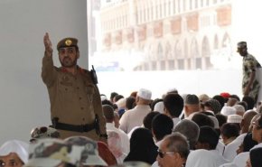 رجل أمن سعودي يضرب معتمراً في الحرم المكي