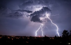 البرق يقتل 8 أشخاص و يصيب آخرين بينهم أطفال في سوريا
