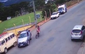 شاهد..لن تصدق كيف نجا راكب دراجة نارية من حادث مروع!