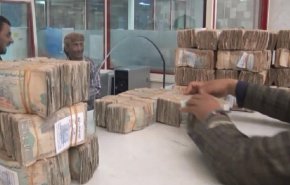 الريال اليمني يتهاوى وخبراء يحملون هادي المسؤولية+فيديو
