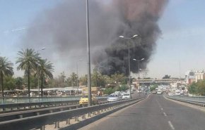 بالصور.. اخماد حريق في مرآب سيارات ببغداد