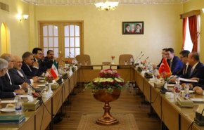 وزيرا خارجية إيران وتركيا يبرمان وثيقة استراتيجية للتعاون الثنائي