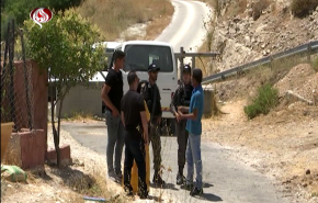 شاهد.. الاحتلال يعزل عائلة فلسطينية بالكامل لتنفيذ سياسة الاستيطان 