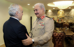 غسان سلامة يجتمع مع حفتر لبحث النزاع الليبي