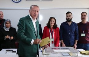 أردوغان يدلي بصوته في الانتخابات المحلية باسطنبول
