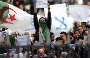 تواصل احتجاجات طلبة الجزائر رفضا لرموز نظام بوتفليقة
