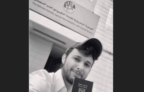 شاهد/بحرينيون يعقّمون مكان صحفي إسرائيلي التقط صورة في المنامة