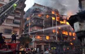حريق هائل يلتهم محال تجارية ويسبب خسائر فادحة في مصر