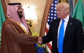شاهد بالفيديو..ترامب يضرب بن سلمان على كتفه والاخير ينصدم